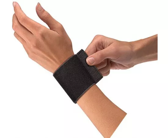 Mueller Elastic Wrist Support With Loop Black
