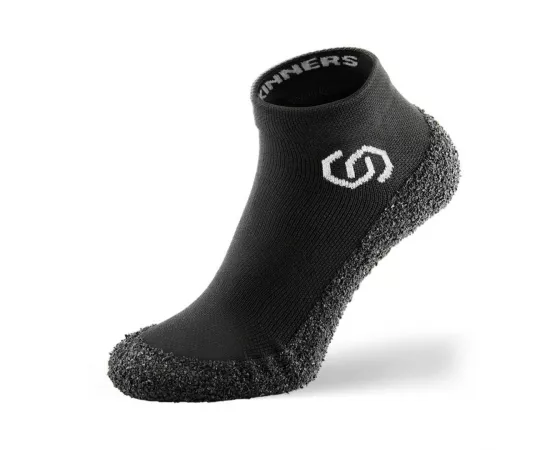 سكينيرز حذاء مينيمالي للبالغين - أسود / أبيض - S